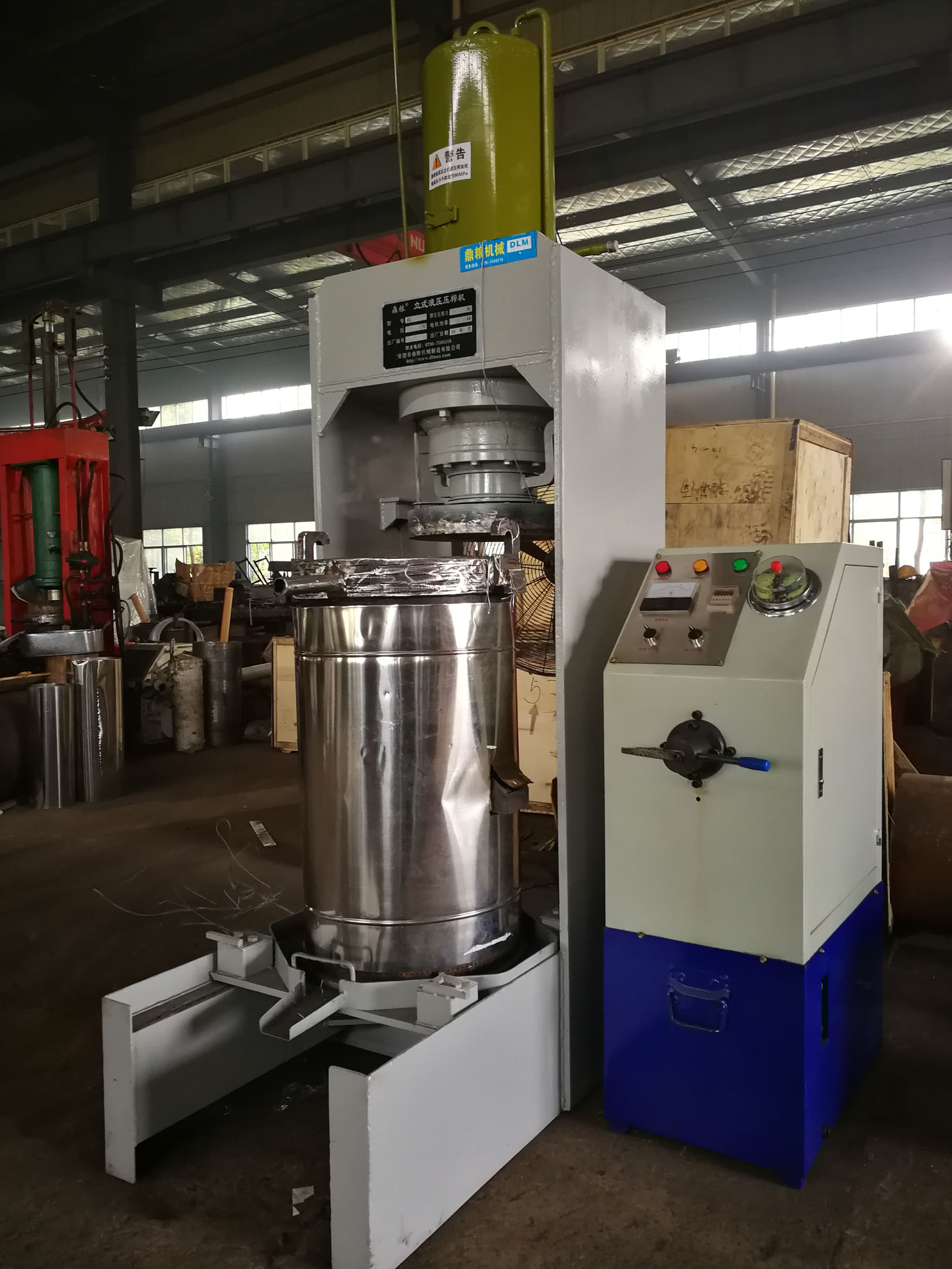 不銹鋼超高壓立式液壓壓榨機(jī)，果汁壓榨機(jī)，果渣壓榨機(jī)，藥材壓榨，油渣處理，白土壓榨